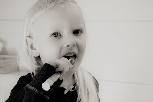 ילדה מצחצחת שיניים