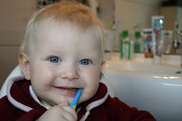 תינוק מצחצח שיניים